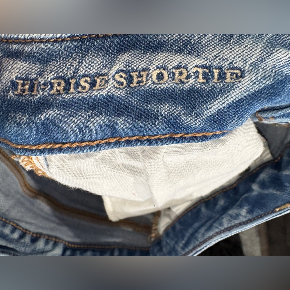American Eagle Medium Wash Distressed Cut Off High Rise Shortie- Size 4 - Picture 4 of 5